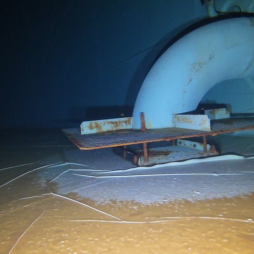 Sprinklertank-Inspektion: Stahltank, 5 Jahre – Rohrschelle Stark Korrodiert Bodensicht