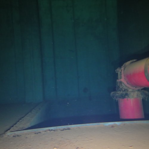 Sprinklertank-Inspektion: Betontank, 15 Jahre – Roter Ablauf Ventil Schwere Ablagerungen Bodensicht