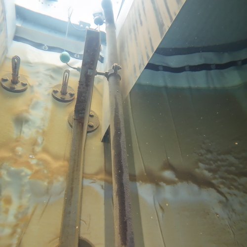 Sprinklertank-Inspektion: Stahltank, 5 Jahre – Rohrschelle Flansch Bodensicht Schwere Sedimente