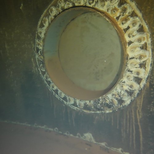 Sprinklertank-Inspektion: Stahltank, 15 Jahre – Inspektionsbefahrung Flansch Korrosion Schwere Ablagerungen Bodensicht